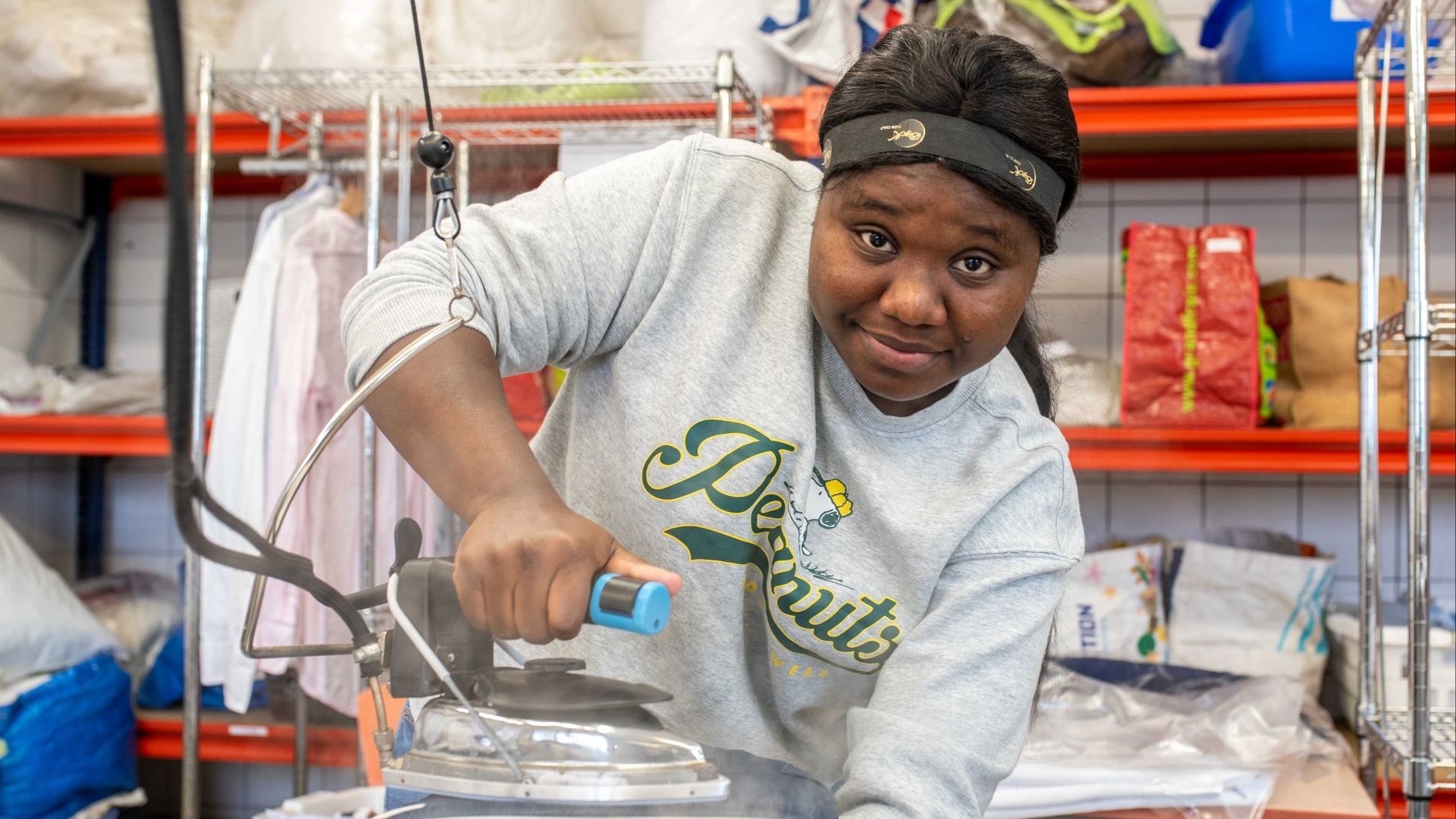 jeune femme en train de repasser
