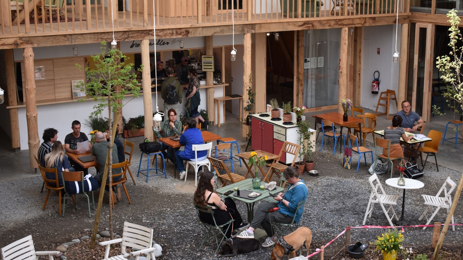 des personnes attablées sur la terrasse pour leur déjeuner