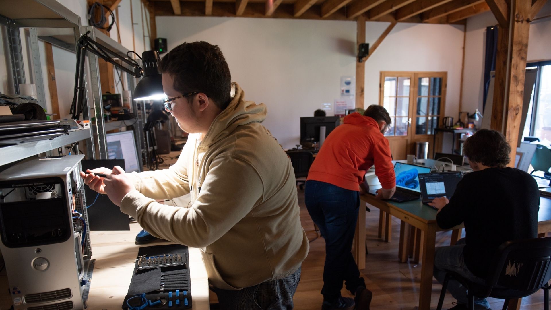 personne réparant des ordinateurs lors d'un atelier