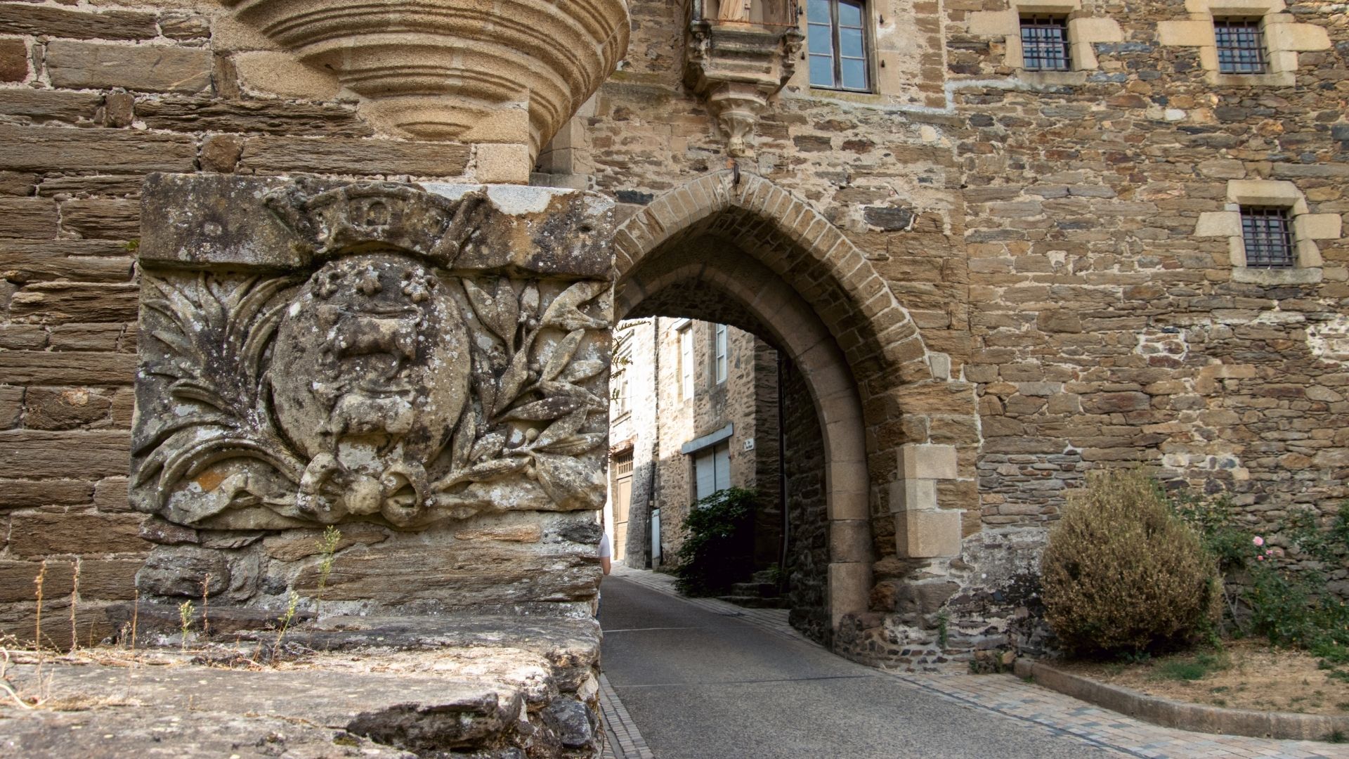 vue du passage de l'ancien château d'Uzerche