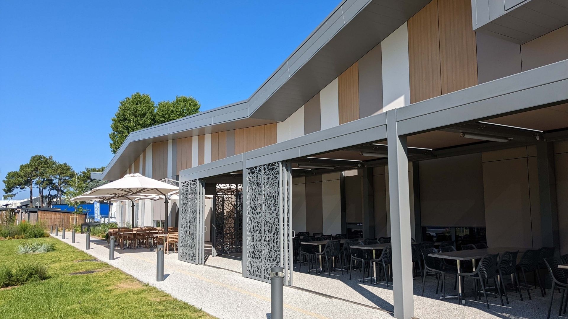 façade de l'extérieur du restaurant avec sa terrasse