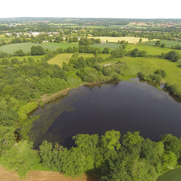 vue aérienne du bocage avec son plan d'eau