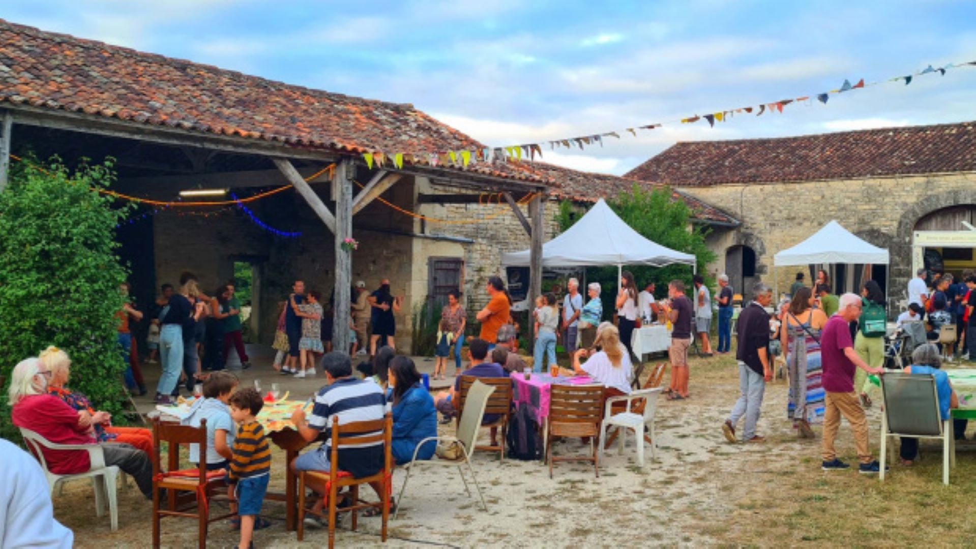 Citoyens regroupés dans une foire de village