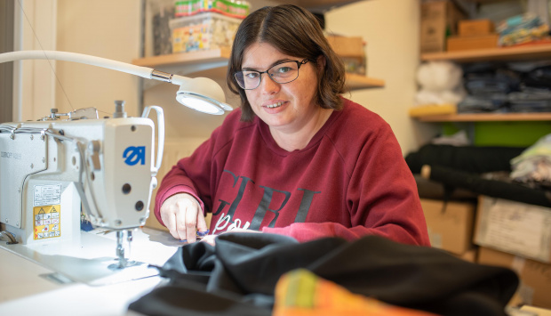 femme faisant de la couture sur une machine