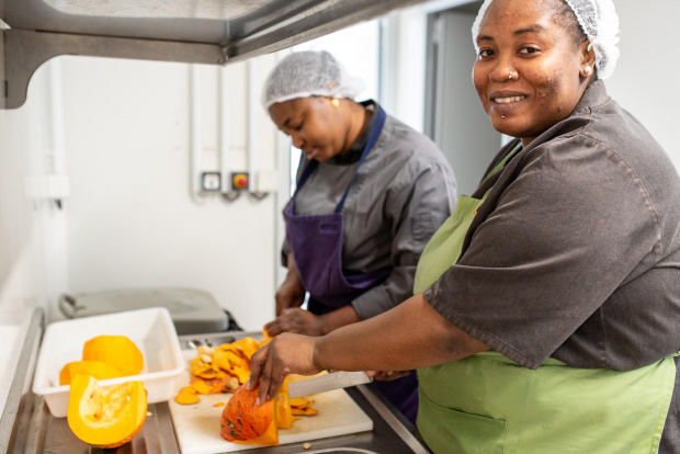 deux femmes en cuisine épluchant des légumes