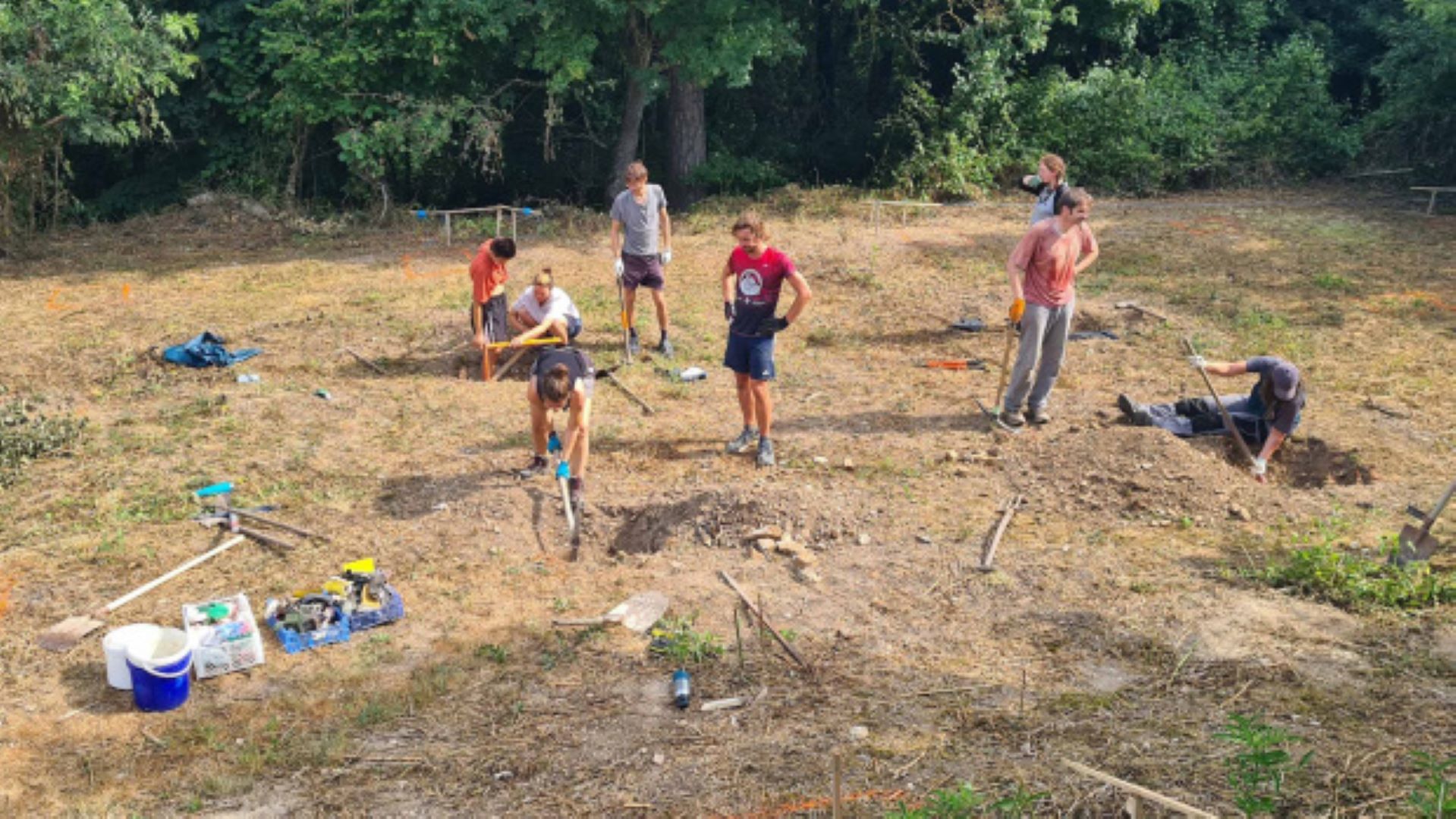 Personnes en train de travailler la terre