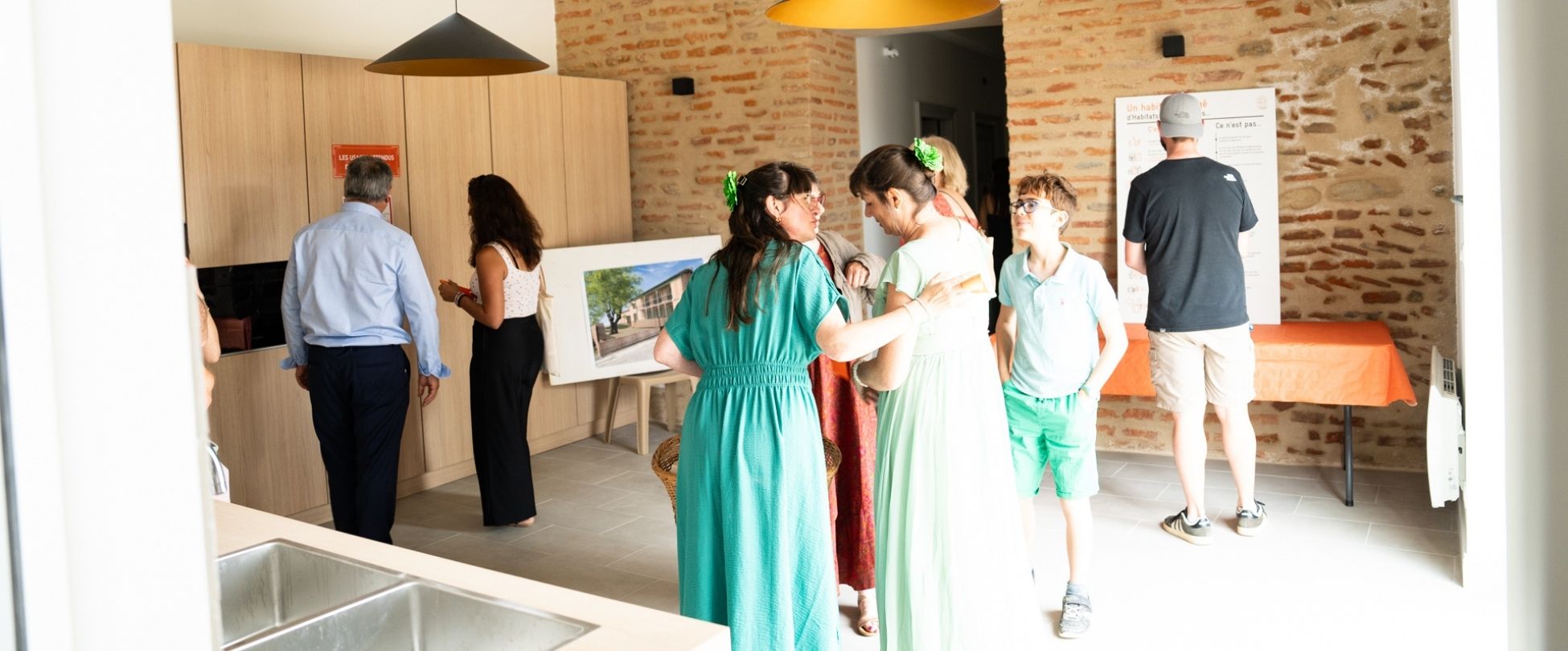 des personnes découvrant l'intérieur des logements