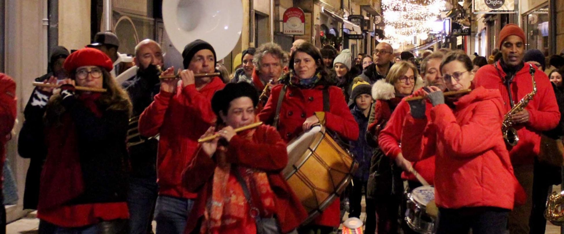 fanfare dans les rues commerçantes pour la période des fêtes de fin d'année