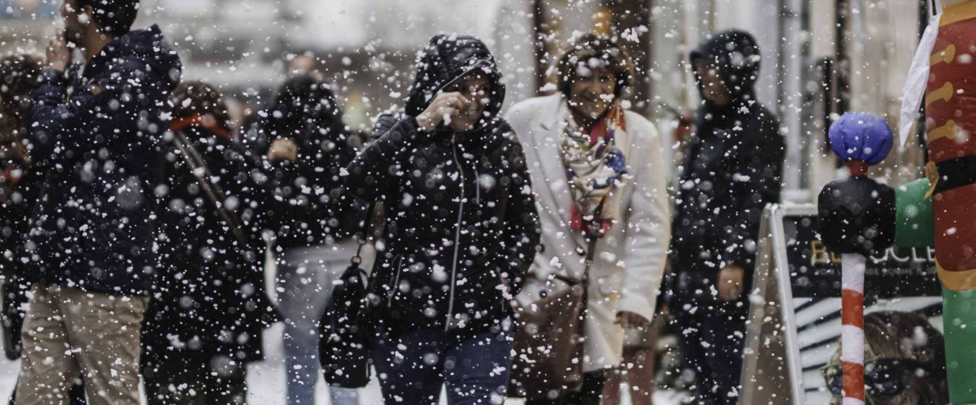 personne sous la neige dans les rues de Langon