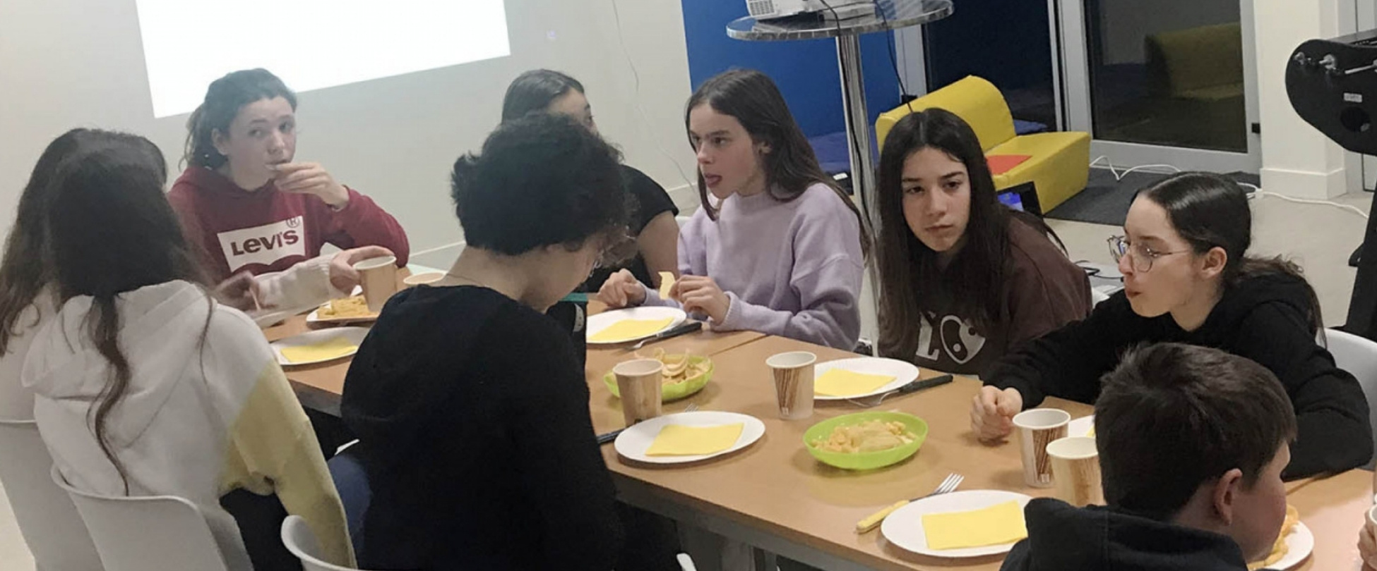des jeunes autour d'un repas