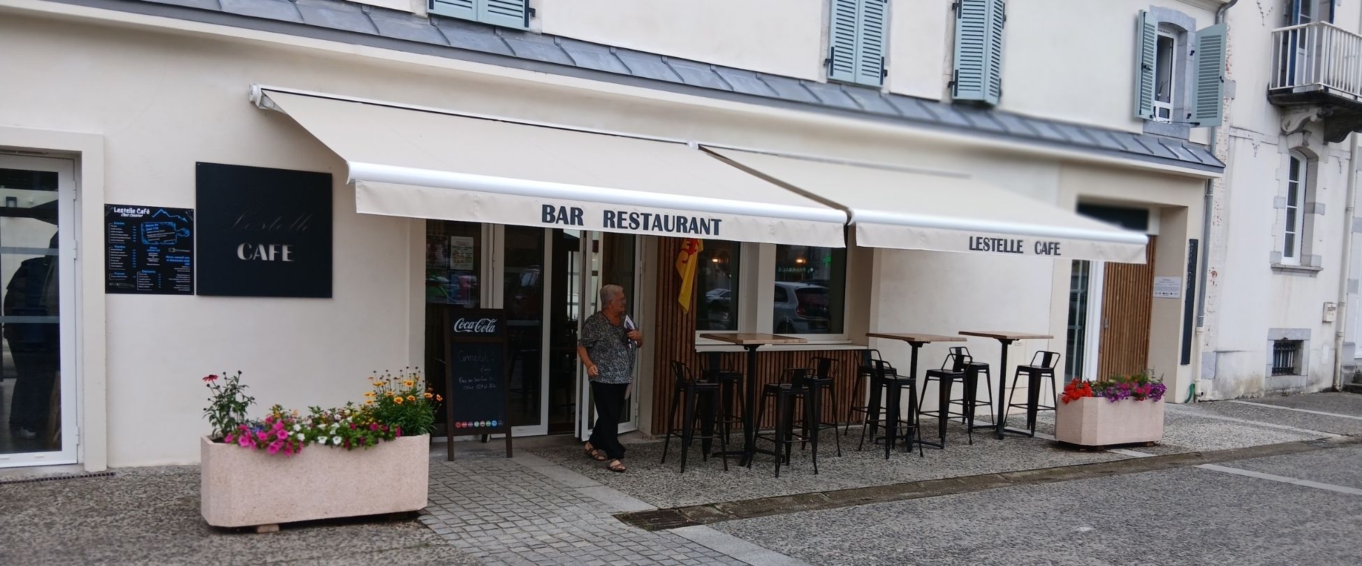 vue de l'extérieur du café-restaurant