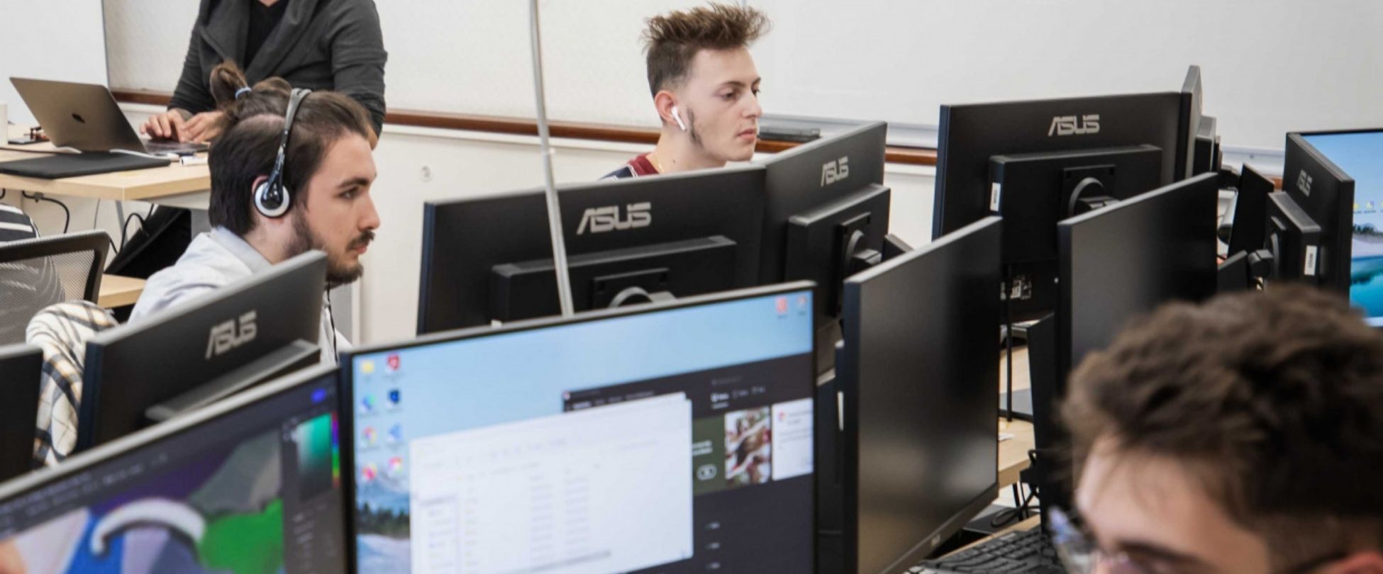trois personnes devant les ordis