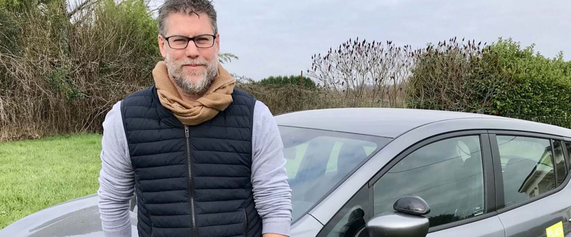 responsable devant une voiture de l'auto-école