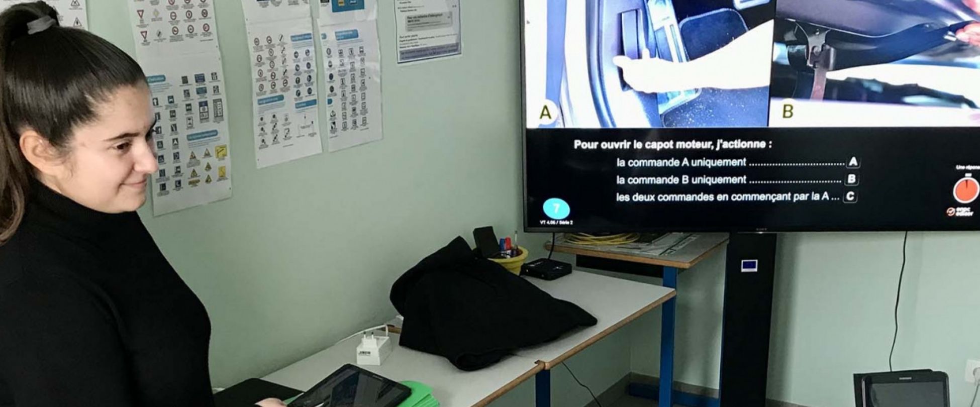 monitrice devant un test de code de la route
