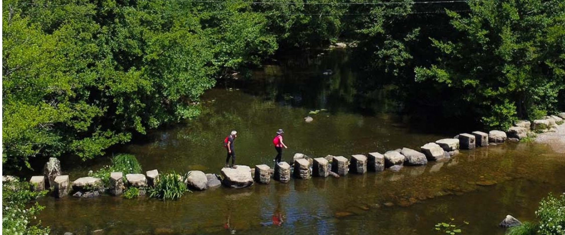 petit passage sur une rivière, deux personnes traversant