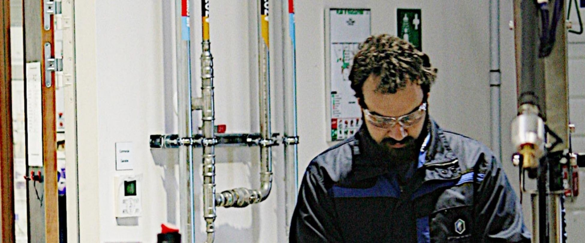 un ouvrier travaillant