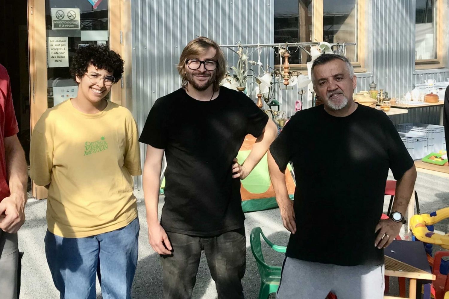 trois personnes devant du mobilier entreprosé