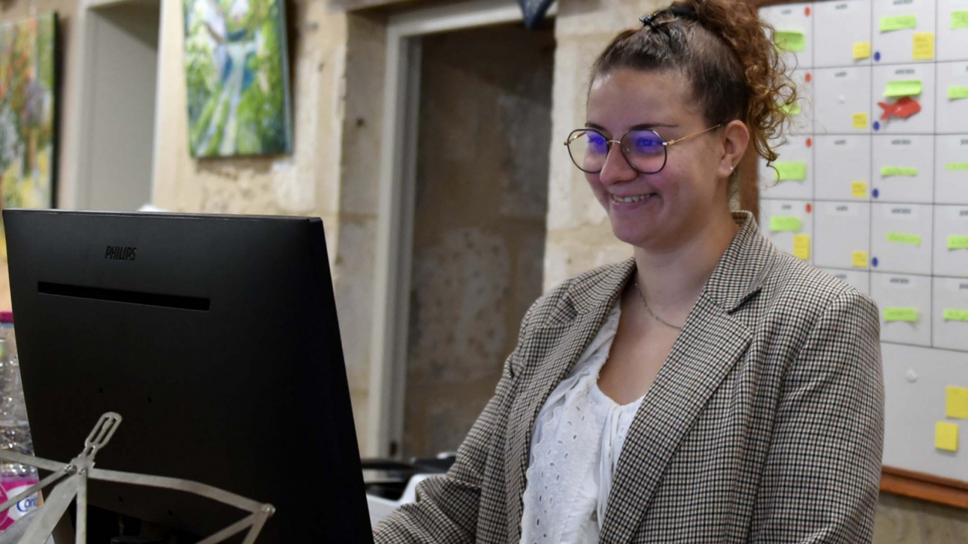 femme travaillant sur son ordinateur