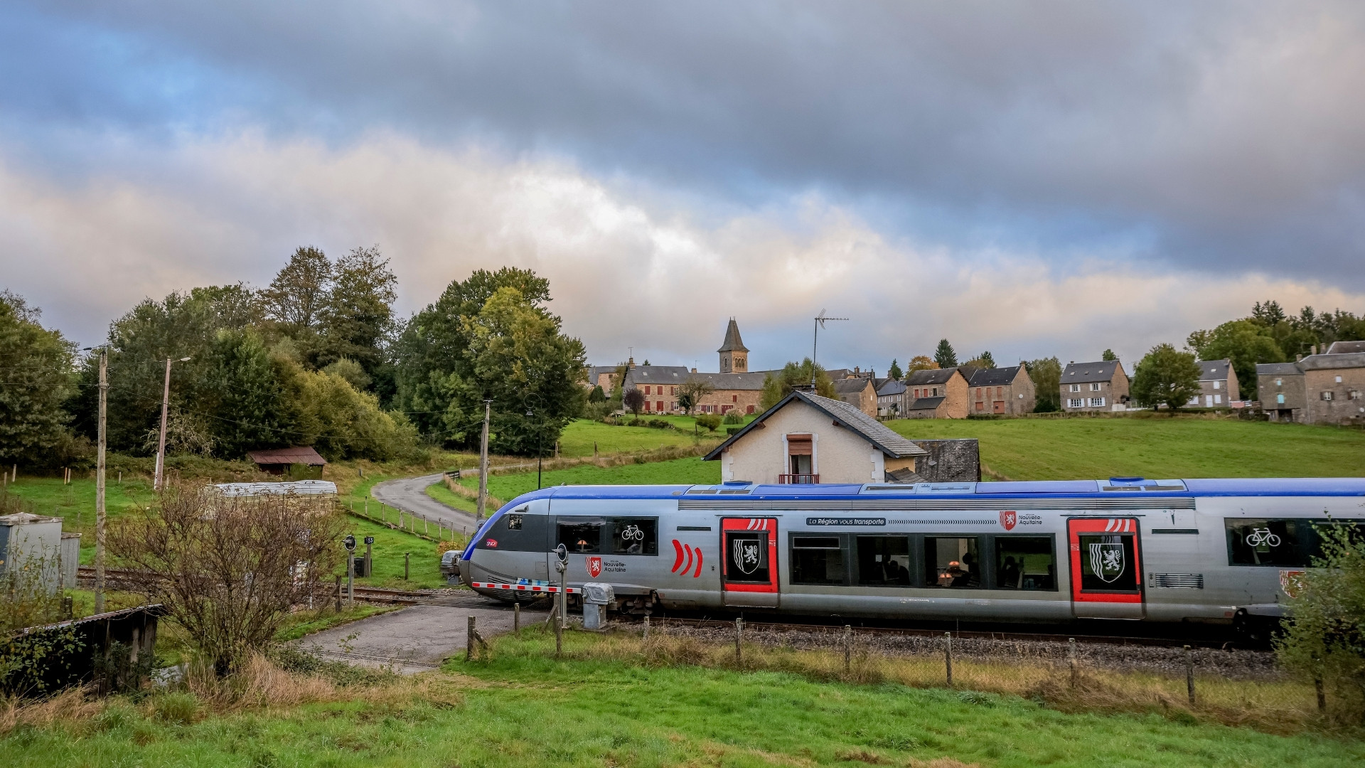TER dans la campagne avec un petit village en arrière plan