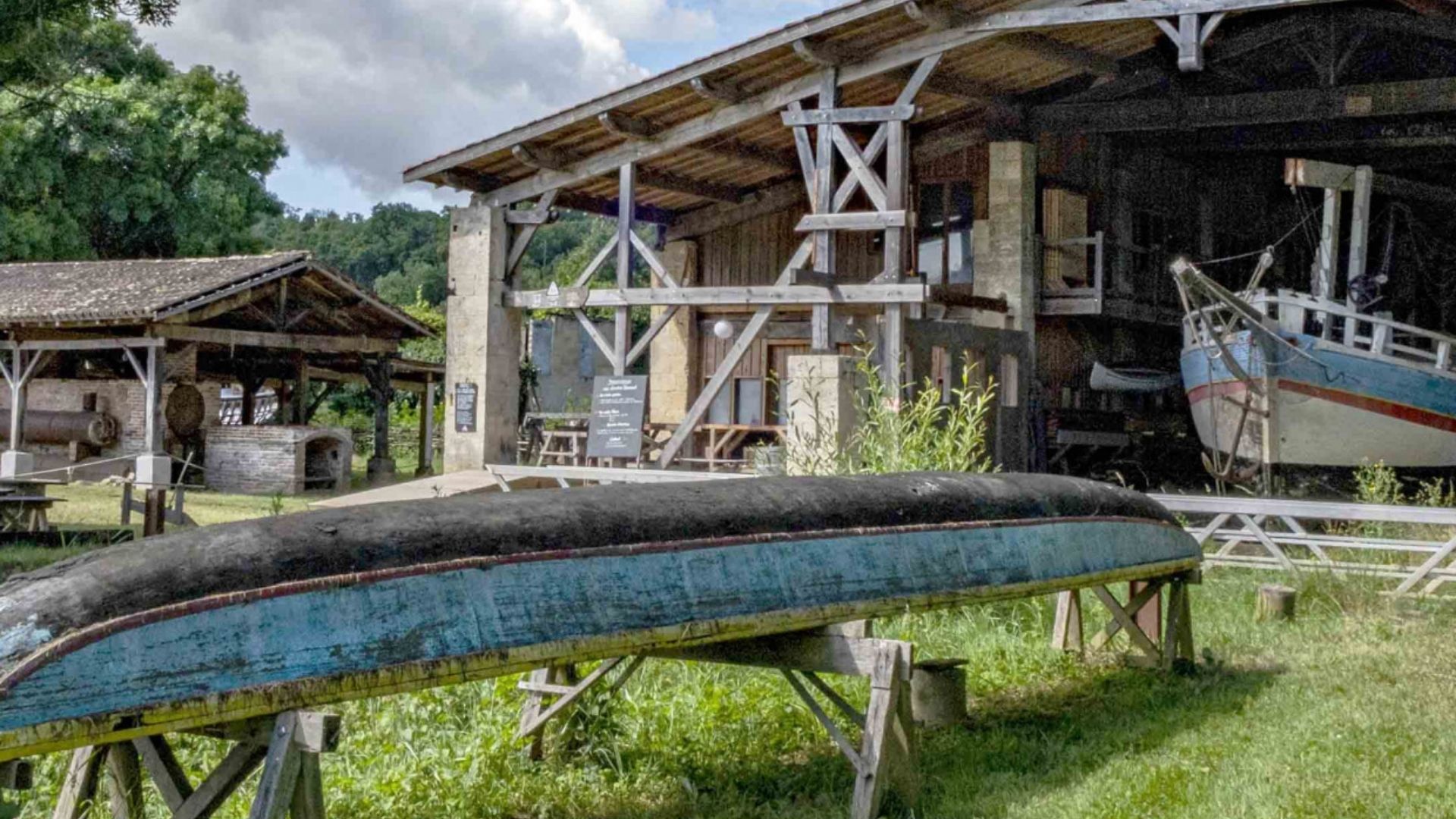des barques mises sur des plots pour leur restauration