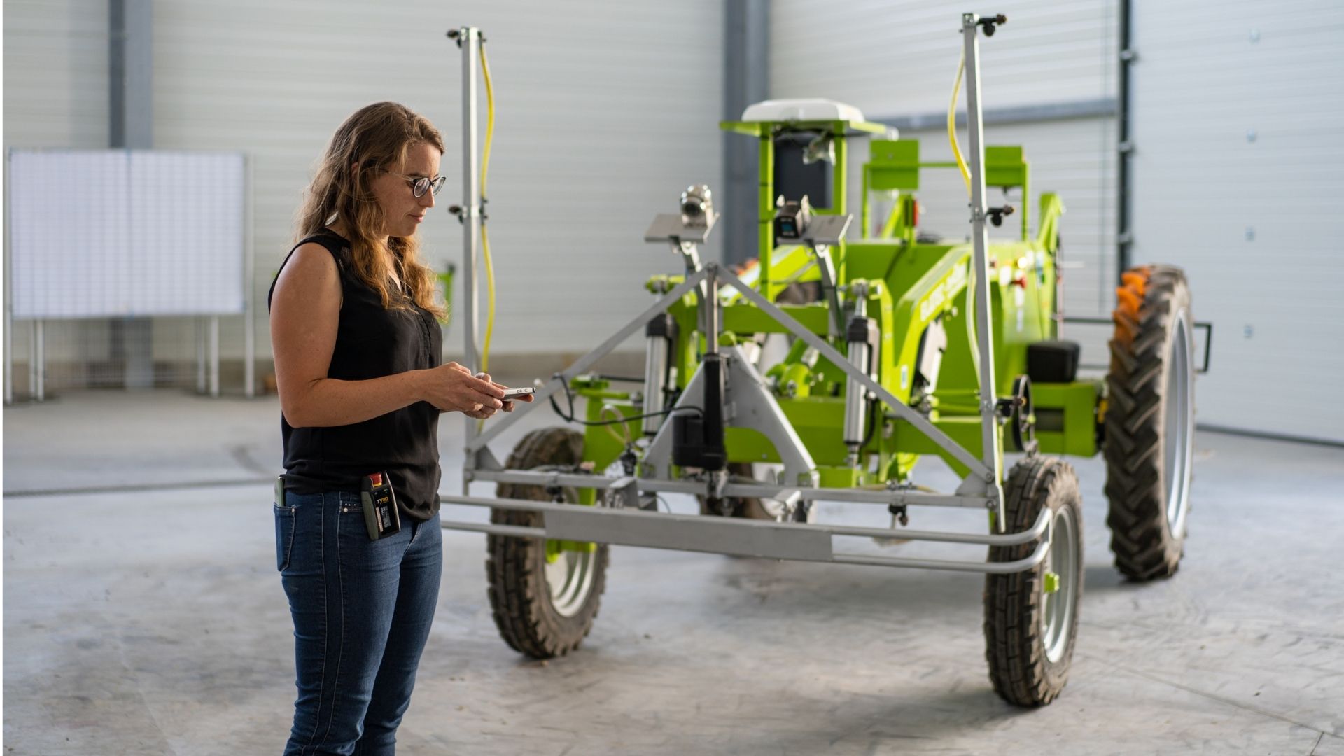 une femme utilisant une commande pour un véhicule robotisé