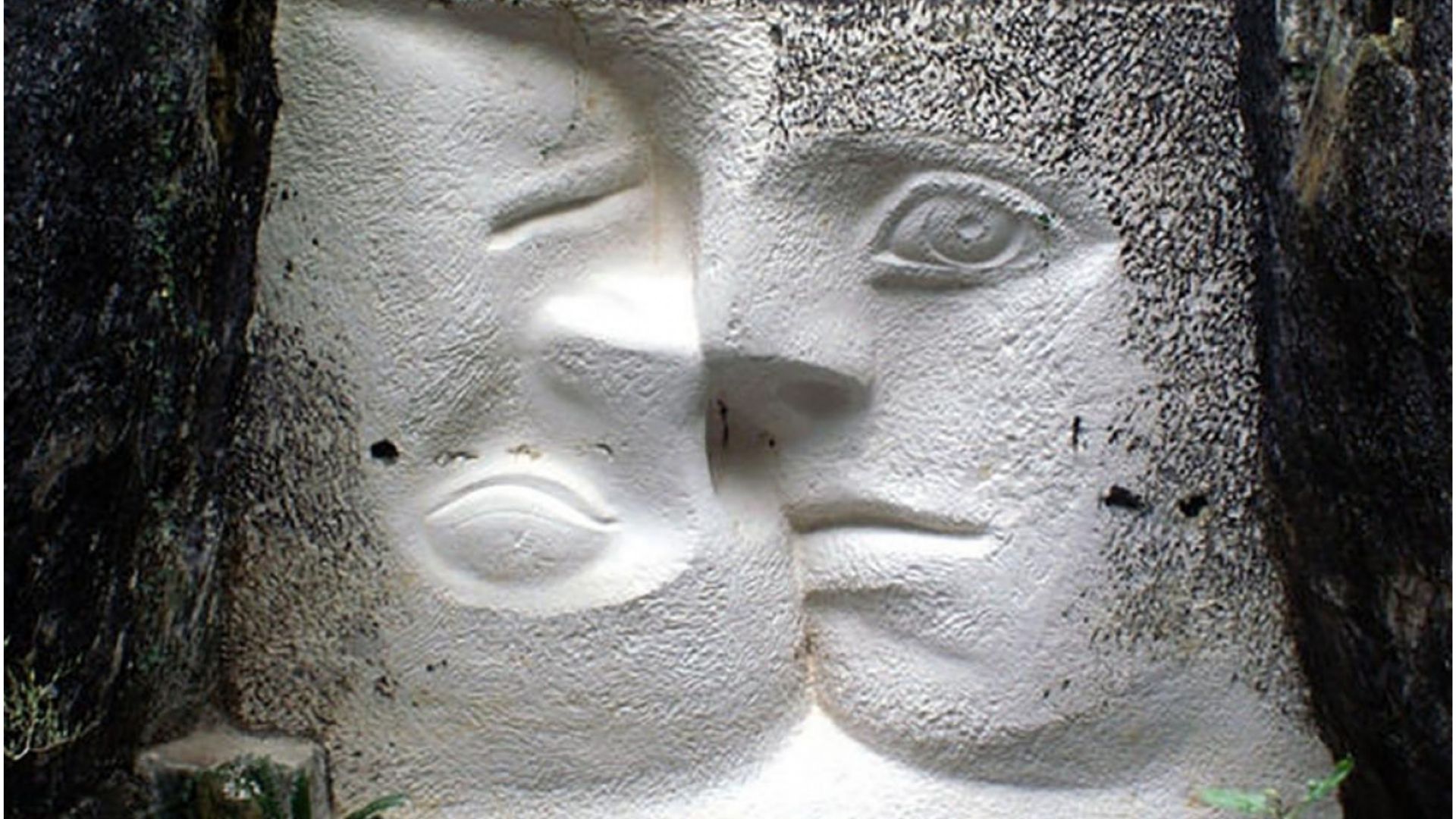 sculpture de deux visages qui s'entrelacent 