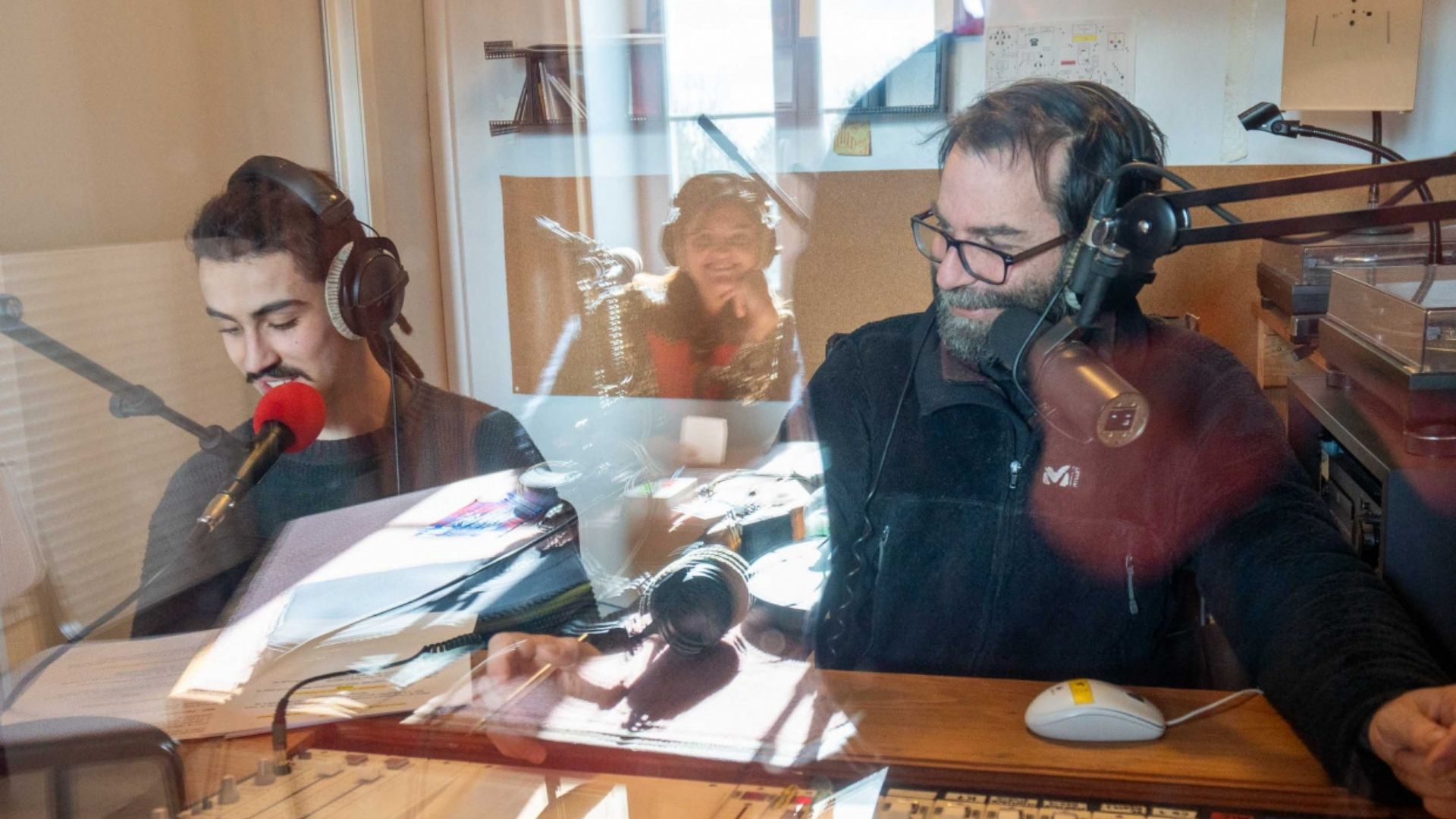 deux animateurs radios dans un studio