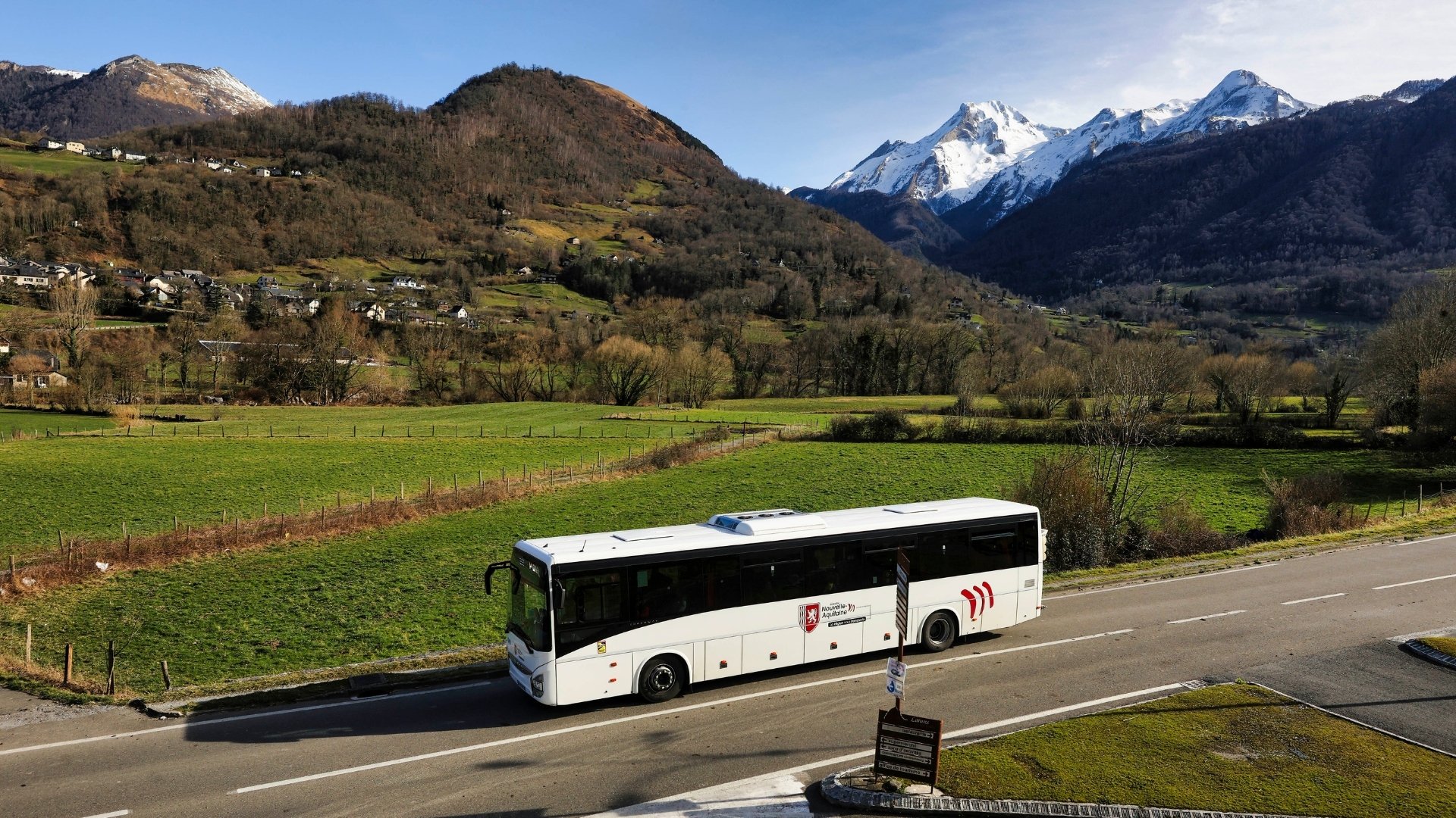 un car avec en arrière plan des montagnes