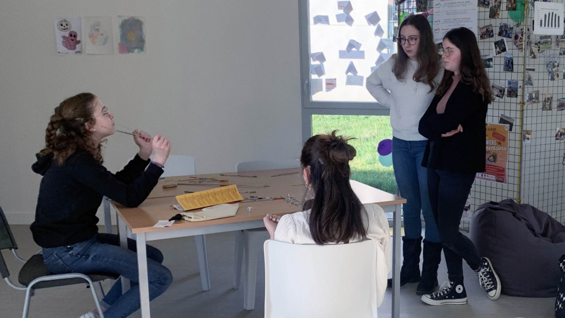 des jeunes en pleine réflexion autour de visuels