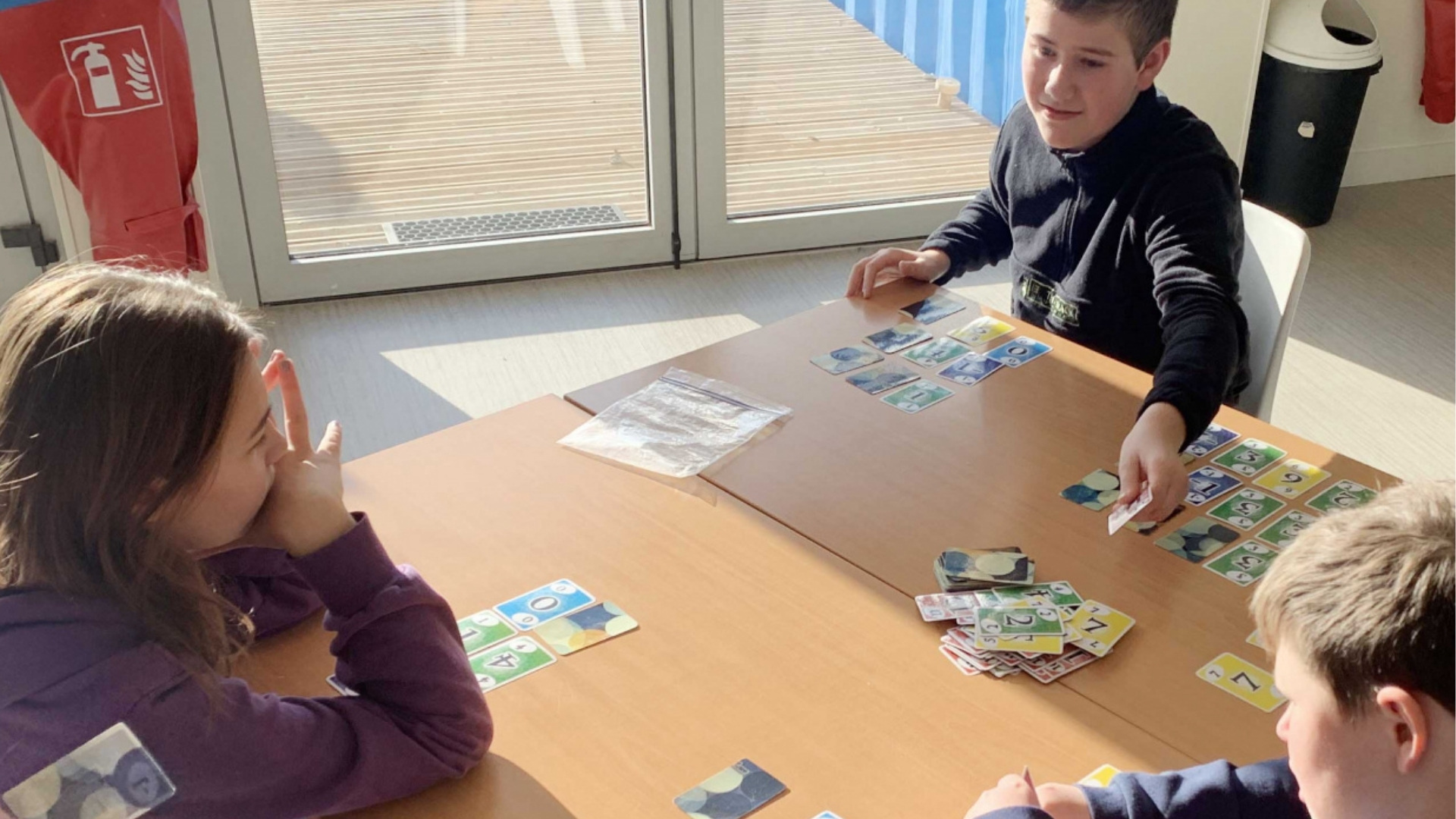 des jeunes autour d'une partie de cartes