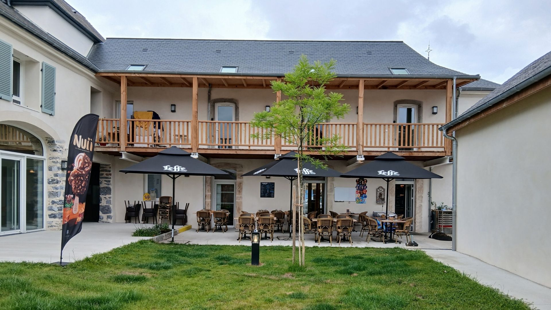 vue de l'extérieur du café-restaurant