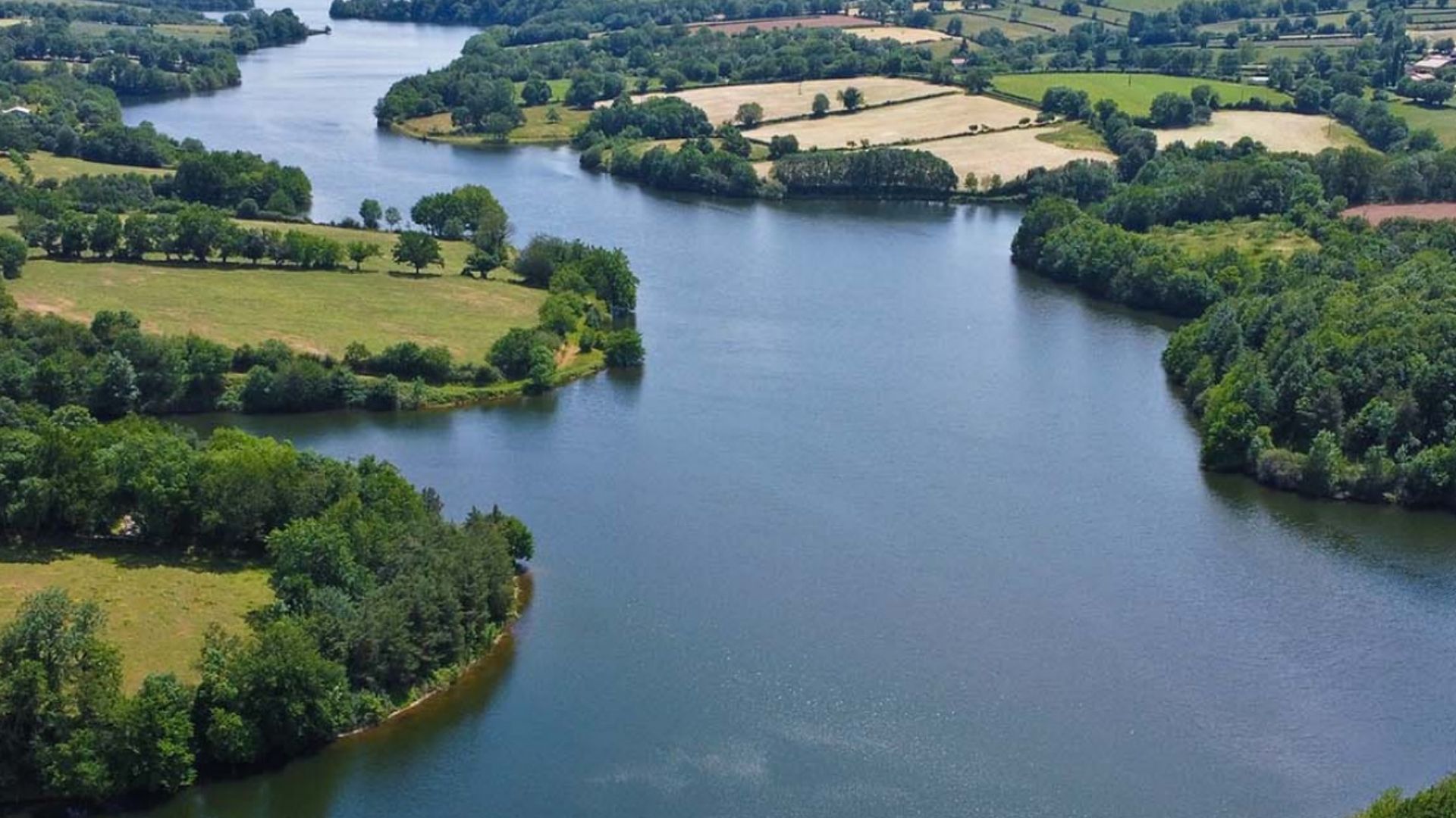 lac entouré de grands espaces herborés