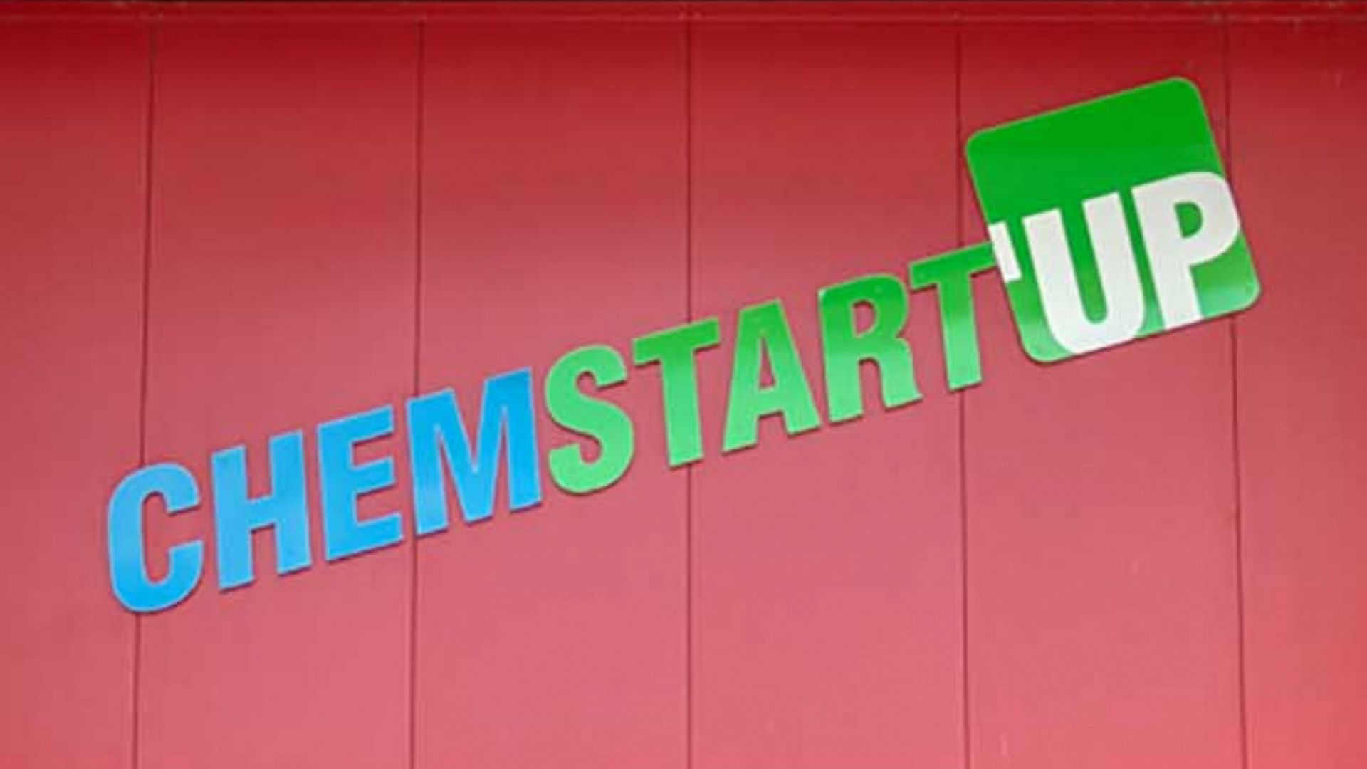 enseigne de l'entreprise sur fond rouge