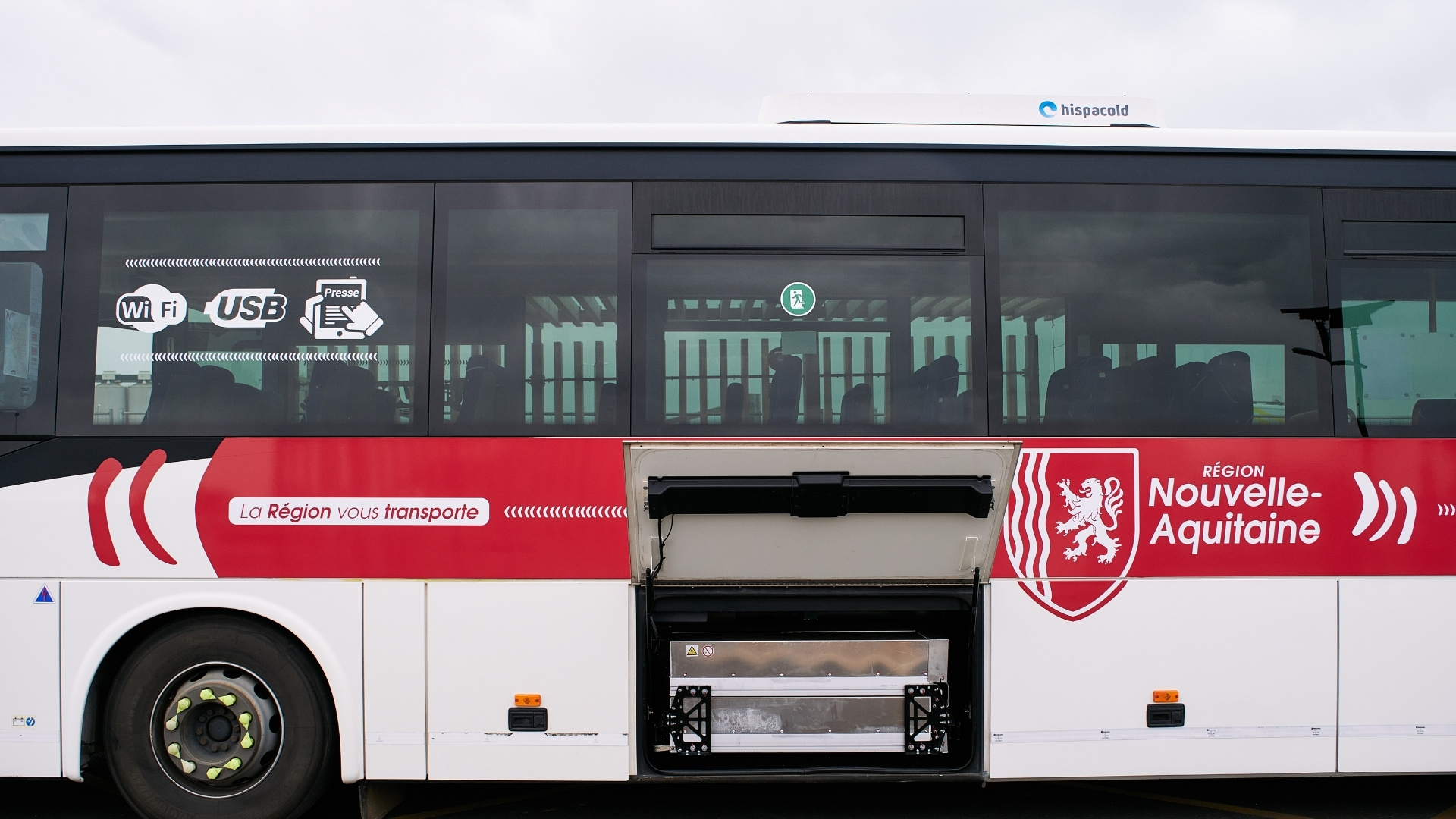 un car avec la soute ouverte