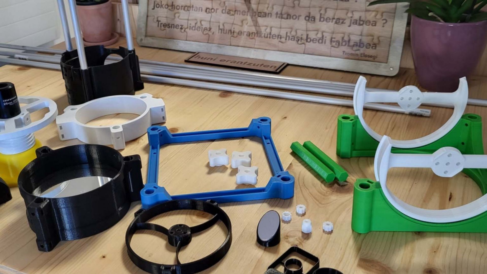 des petits objets en plastique