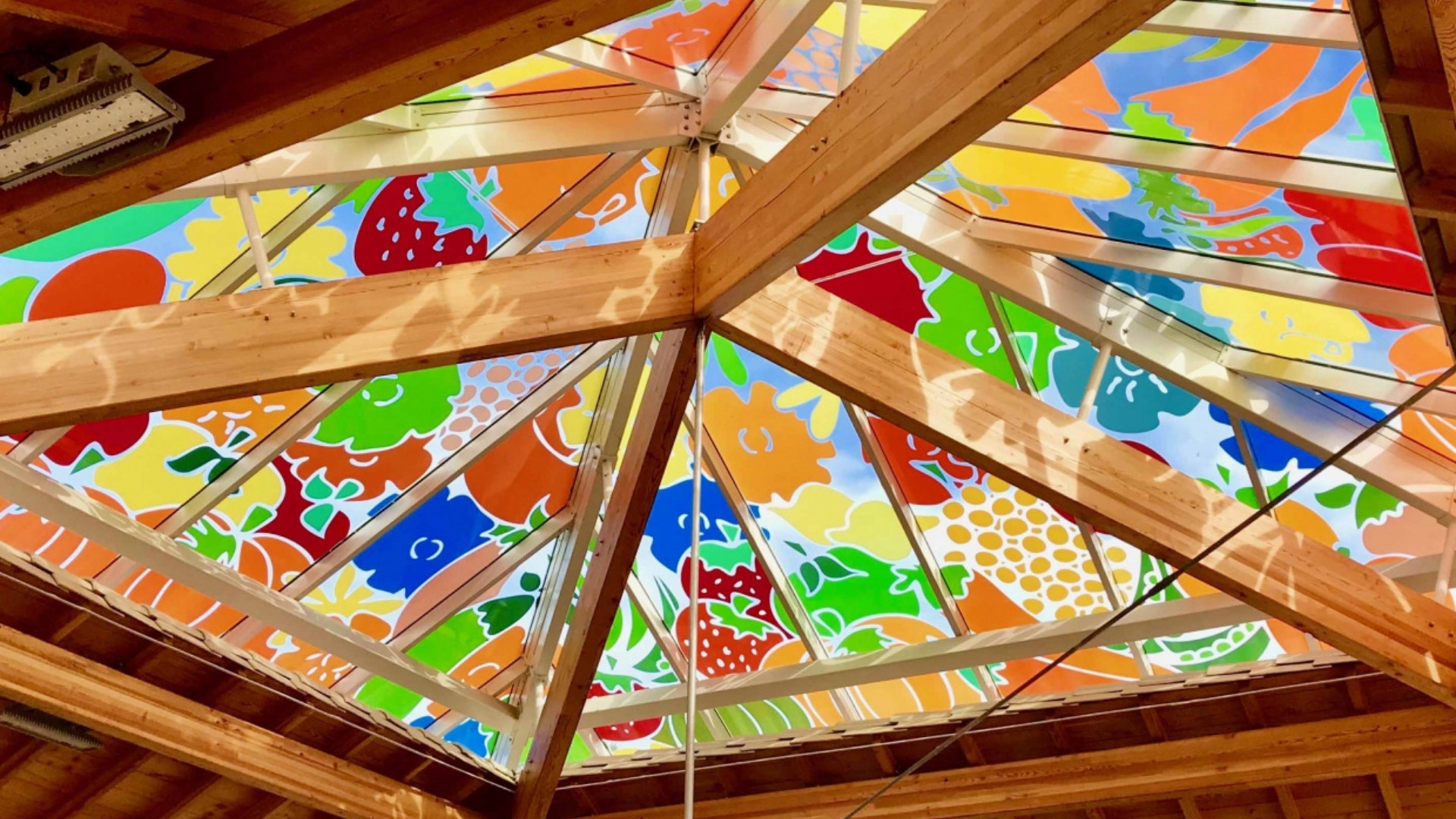 toit coloré en vitraux de la nouvelle halle