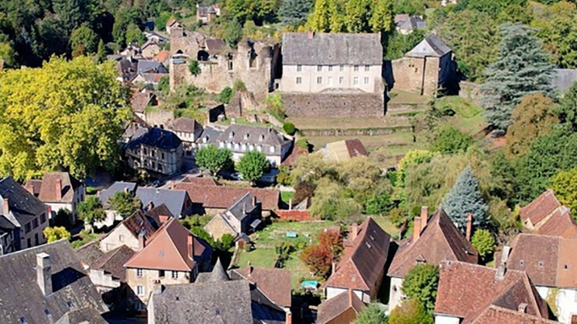 vue du ciel de la ville de Ségur-le-Château
