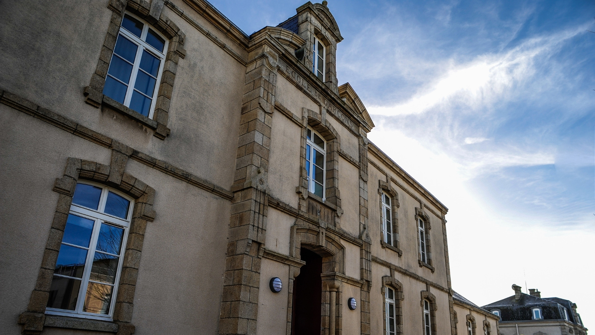 vue de l'extérieur d'un bâtiment restauré