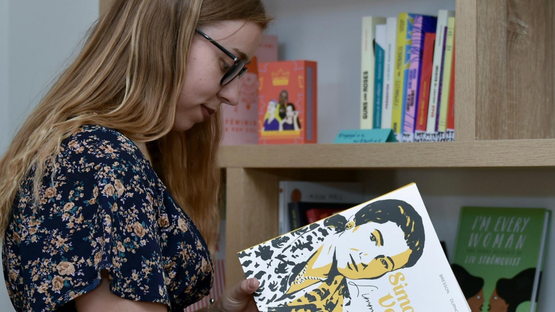 jeune femme lisant un livre sur Simone Veil