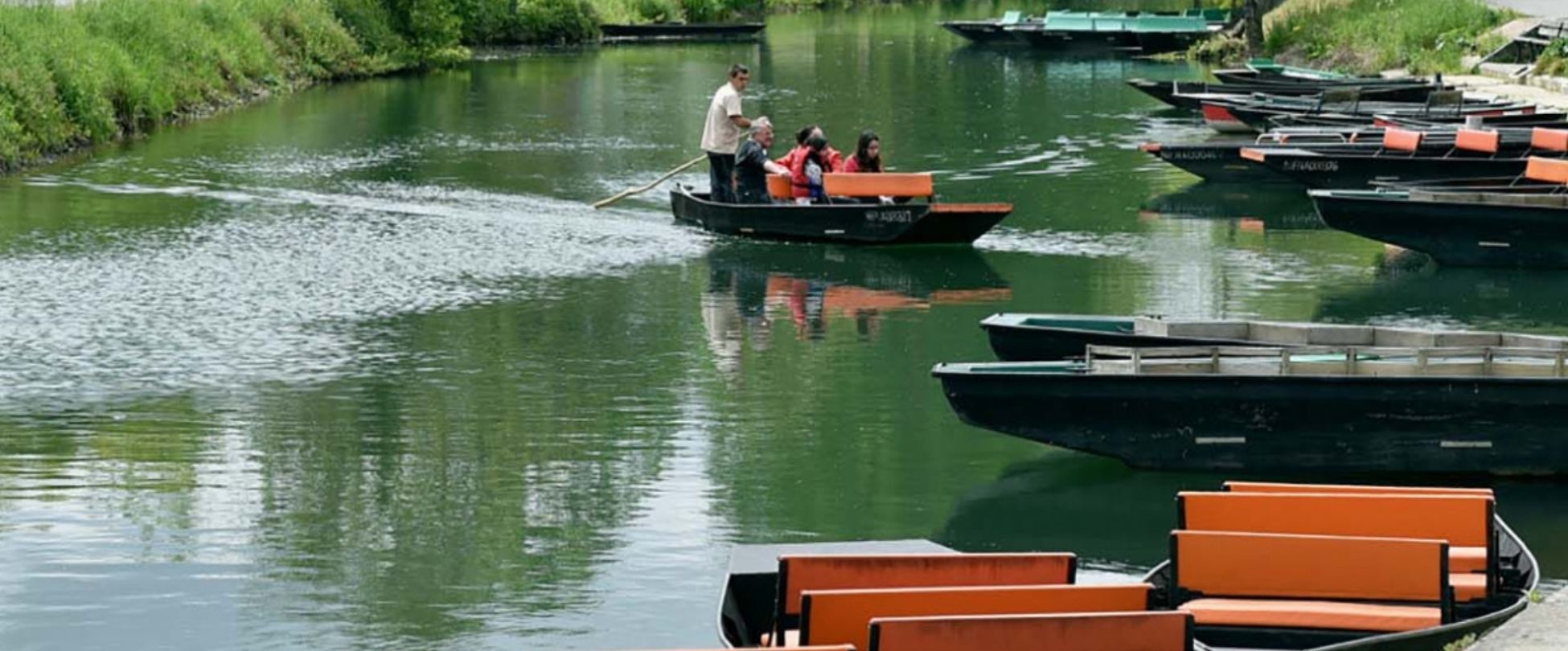 des petites barques sur une rivière