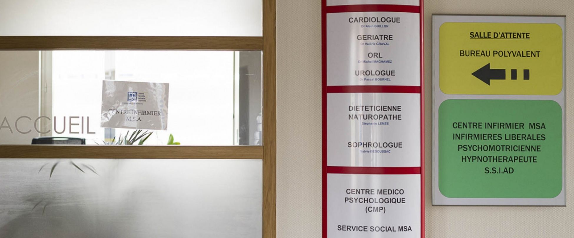 des panneaux directionnels avec les différentes spécialités