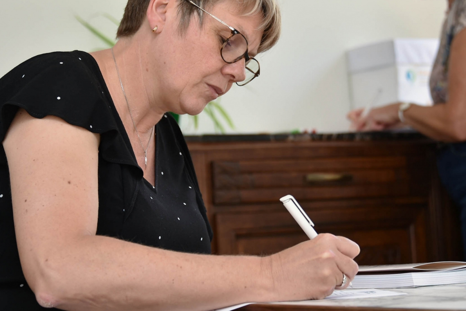femme rédigeant une note