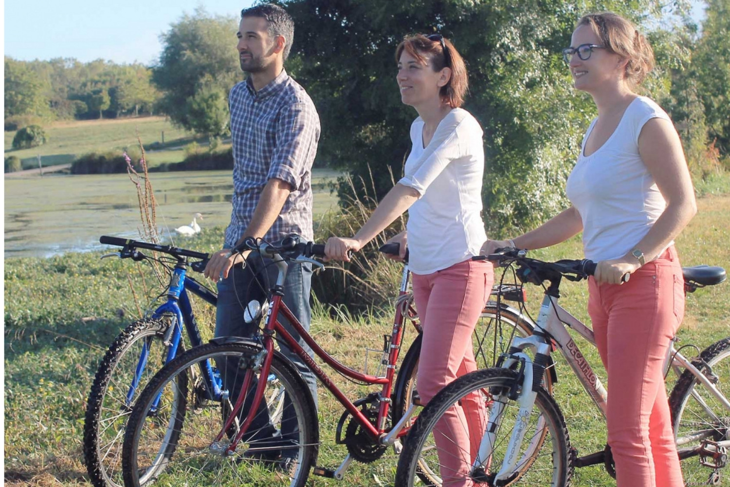 groupes d'amis en vélo au bord d'une rivière