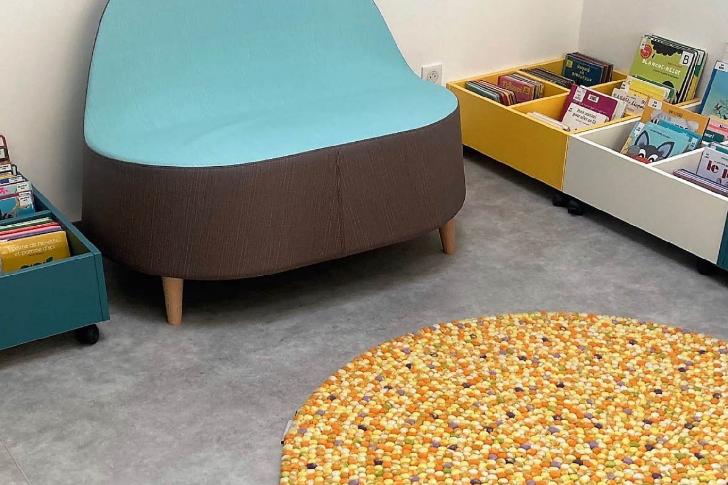 espace enfants avec un petit fauteuil 
