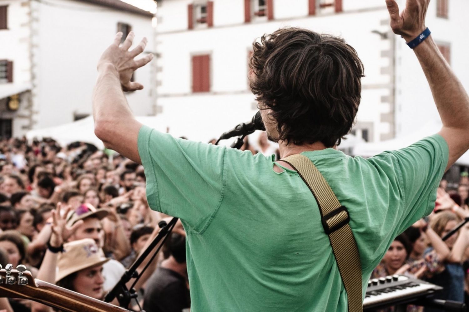un chanteur sur scène devant une foule