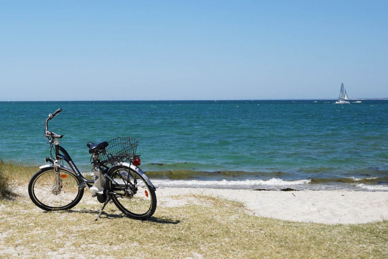 un vélo sur une plage avec une vue sur l'océan