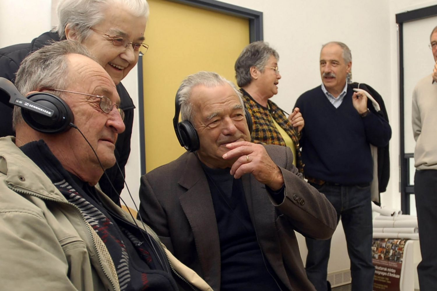 des vieux monsieurs avec des casques audios