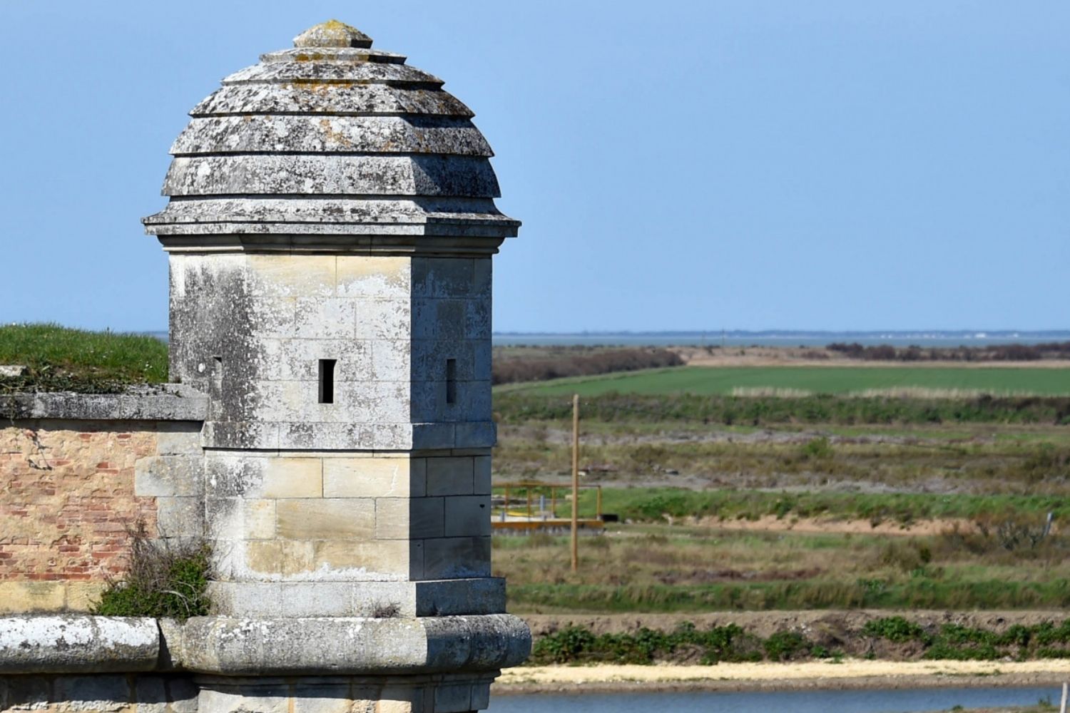 un monument sur un front de mer