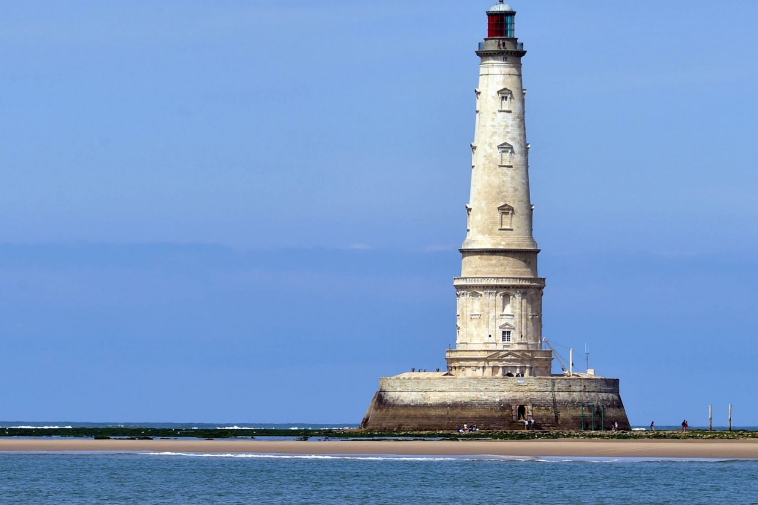 un phare entouré d'océan