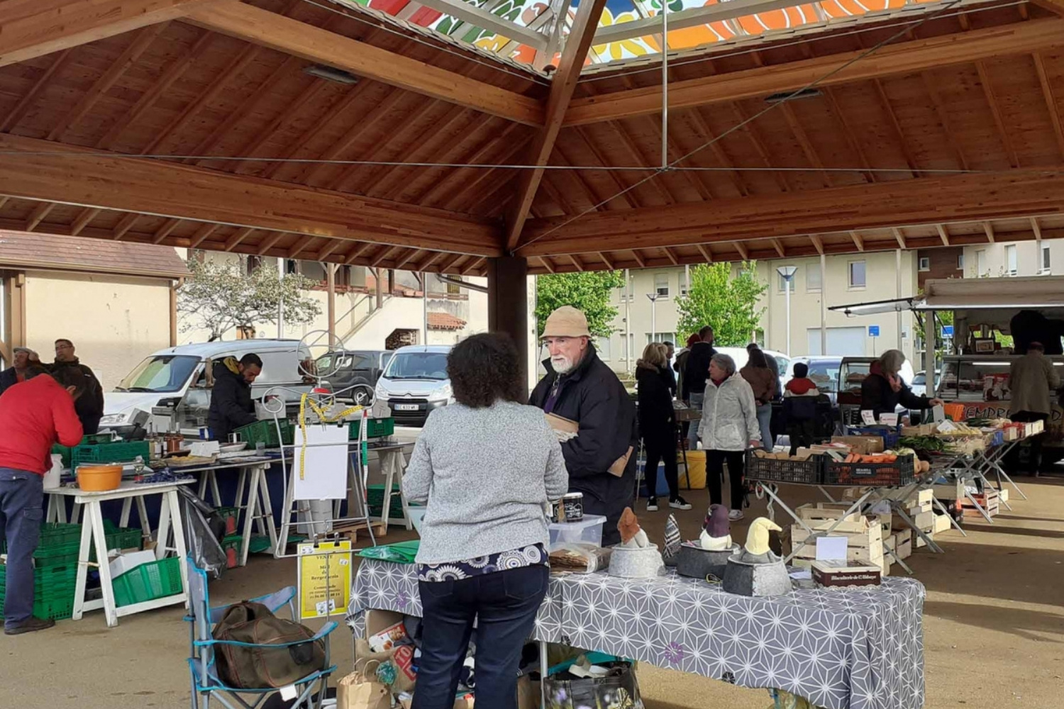un marchand lors d'un jour de marché